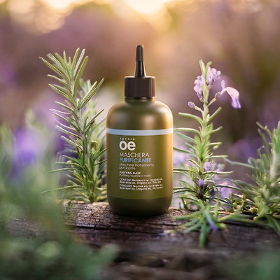 immagine del prodotto dell'emulsione peel deforforante ambientata in sfondo con rosmarino e lavanda